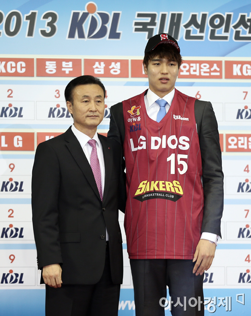 [포토] 김종규 '전체 1순위로 창원 LG에 지명!'