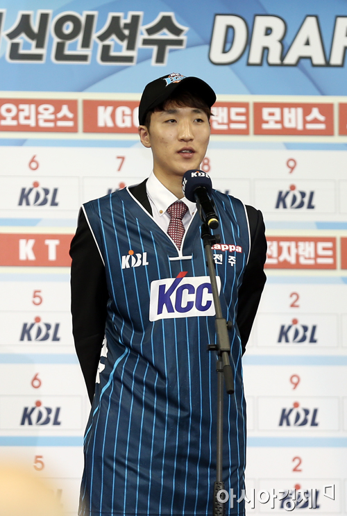 [포토] KCC에 지명된 김민구 '제2의 허재 말고 제1의 김민구가 되겠습니다'