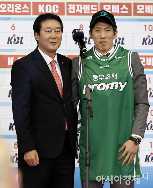 [포토] 경희대 두경민 '동부맨 됐어요'