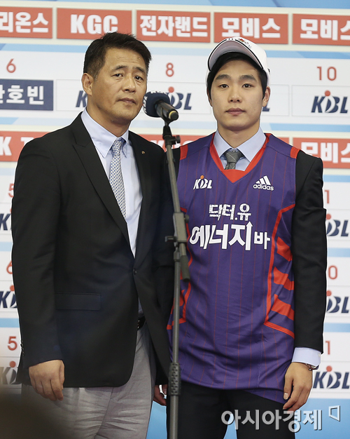 [포토] 건국대 한호빈, 오리온스에 지명