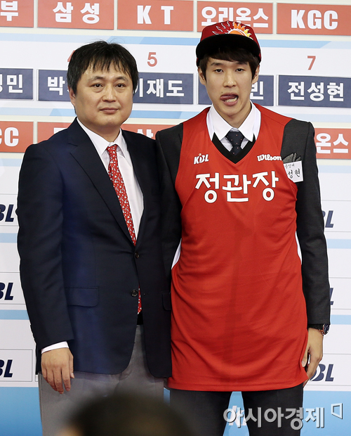 [포토] KGC에 지명된 중앙대 전성현