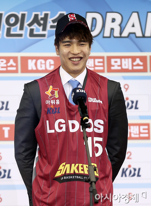 [포토] 밝게 웃는 경희대 김종규 '전체 1순위에요!'