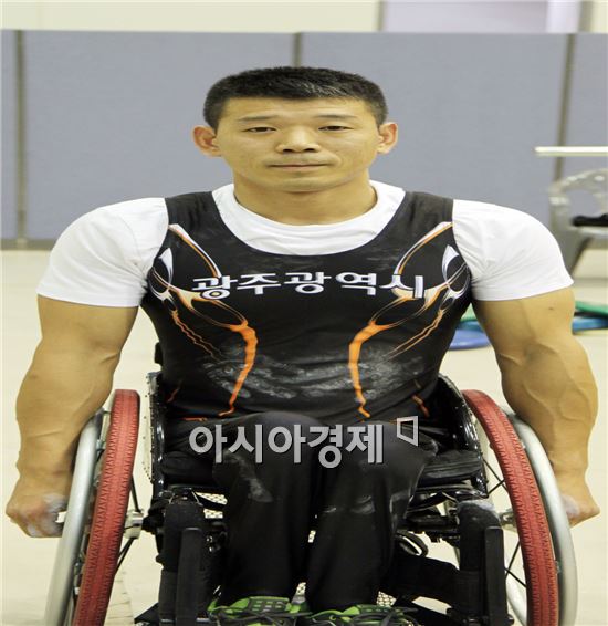 대회 첫날 역도에서  한국 신기록 세운 최근진 선수가 3관왕을 차지고 기념촬영을 하고 있다.