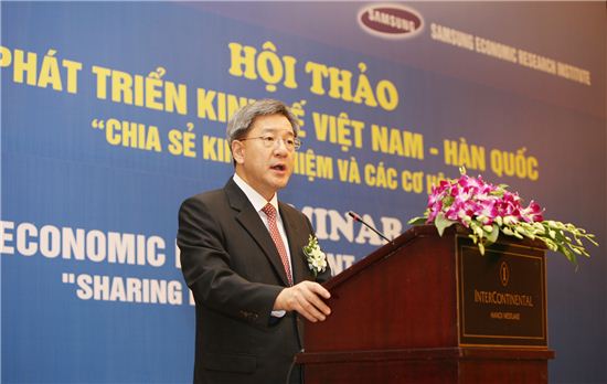 베트남 하노이에서 9월30일 개최된 '한-베트남 경제발전 세미나'에서 정기영 삼성경제연구소 사장이 인사말을 하고 있는 모습. 
