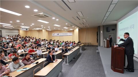 ▲구자균 LS산전 부회장이 지난달 30일 LS그룹 서울대 채용설명회에서 졸업 예정자들에게 컨버전스형 인재의 중요성에 대해 설명하고 있다. 