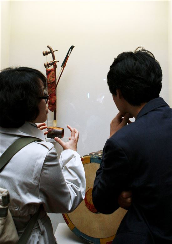 30일 오후 서울 용산구 이촌동 국립중앙박물관에서 열린 ‘120년만의 귀환, 미국으로 간 조선악기 특별전’ 개막 행사에서 참석자들이 악기 전시품을 살펴보고 있다. 