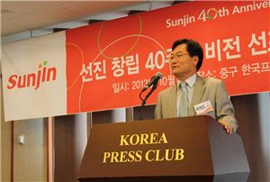 이범권 선진CU 총괄사장이 창립 40주년을 맞아 서울 태평로 한국프레스센터에서 기자간담회를 열고 미래 비전에 대한 포부를 밝히고 있다. 