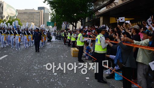 [포토]강한 국군 환영하는 시민들