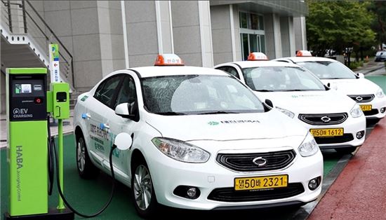 지난 달 6일 대전시청에서 운행을 시작한 전기택시 3대. 짧은 주행거리로 하루 3~4번의 충전이 필요하다. 