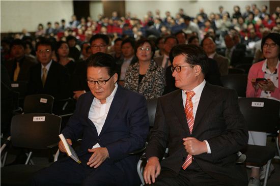 유종필 관악구청장(오른쪽)이 박지원 민주당 의원과 얘기를 나누고 있다.