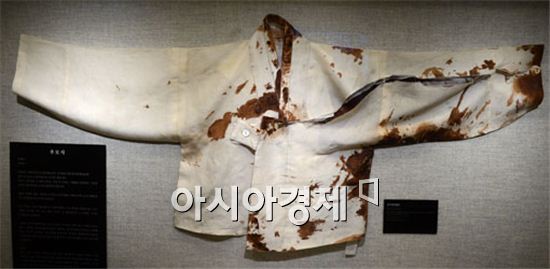 김구 선생이 피살 당시 입었던 흰저고리. 곳곳에 피가 묻어있다.