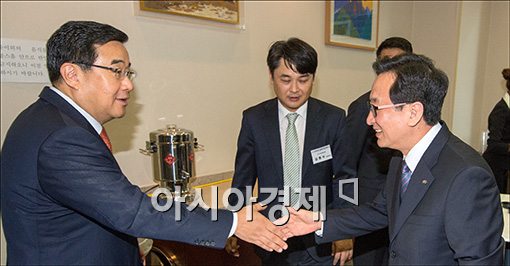 [포토]인사하는 김정훈·최수현 위원장