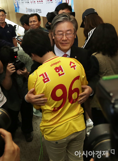 이재명 성남시장이 성남일화 서포터스와 포옹하고 있다. [사진=정재훈 기자]