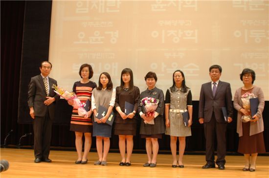 ‘제1회 전국효행사례경진대회’ 때 효행우수지도교사상을 받은 교사들이 서성해(맨 왼쪽) 한국효행청소년단 총재와 기념사진을 찍기 위해 포즈를 잡고 서있다.