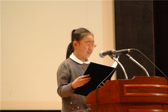 효행사례발표를 하고 있는 최우수상 수상자 유다현(대전교촌초등학교 4학년4반) 양. 