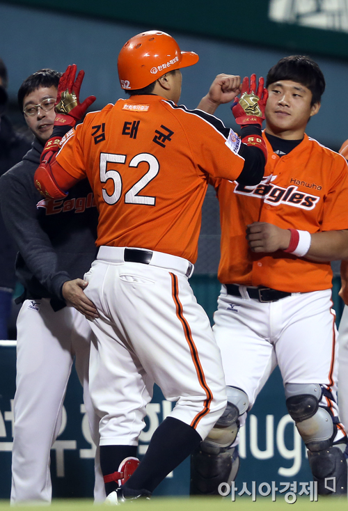 [포토] 김태균 '3점짜리 넘겼어요~'