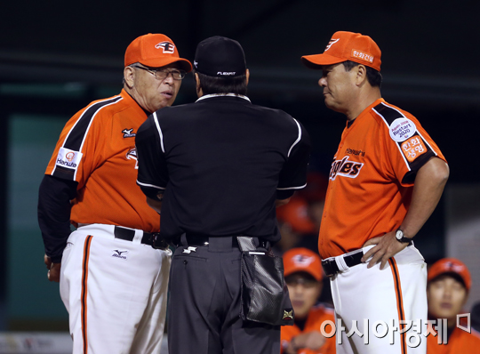 [포토] 우효동 주심 '비디오 판독 결과 2루타입니다'