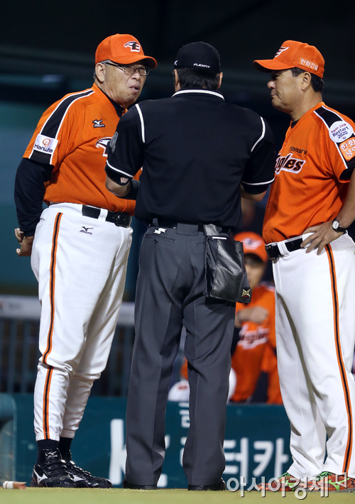 [포토] 김응용 감독 '홈런 아니고 2루타야?'