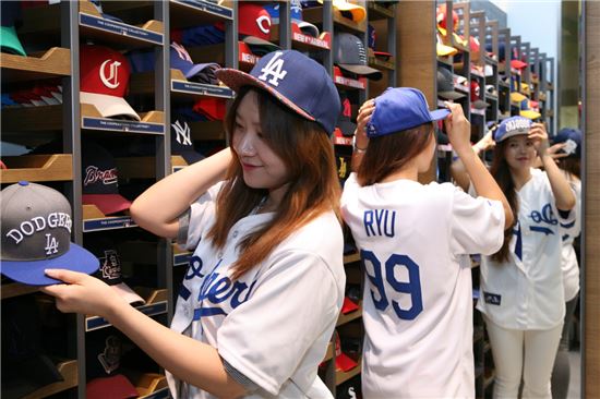 ▲ 아이파크백화점 MLB 매장에서 고객들이 야구 유니폼과 모자 등을 살펴보고 있다.