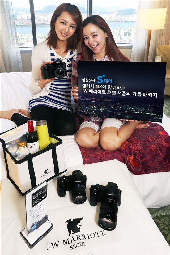 [포토]삼성-JW 메리어트 서울, '갤럭시 NX' 대여 패키지 오픈 