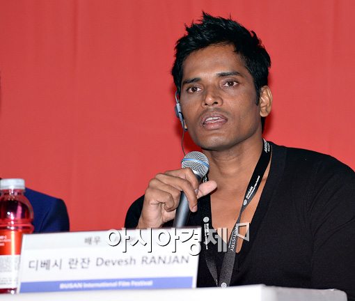 [포토]인사말 전하는 다비쉬 란잔