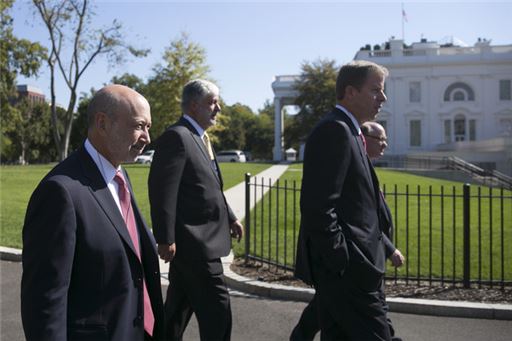 2일(현지시간)로이드 블랭크페인 골드만삭스 CEO(좌측 끝)와 키스 쉐린 GE캐피탈 CFO(중앙), 더글라스 플린트 HSBC홀딩스 회장이 오바마 대통령과의 면담을 위해 백악관에 도착하고 있다.[사진=블룸버그]