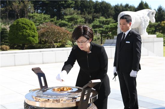 [포토]최연혜 코레일 사장, 국립대전현충원 참배