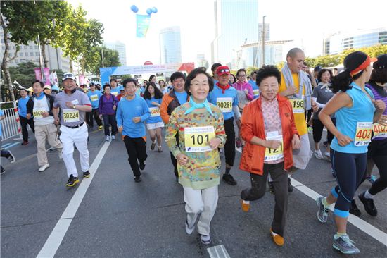 신연희 강남구청장, 국제평화마라톤대회서 5km 달려 