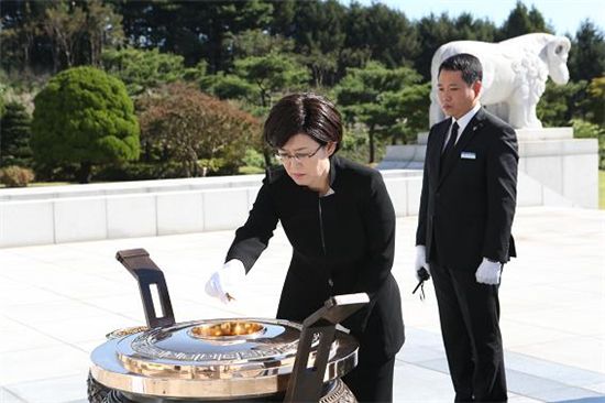 국립대전현충원에서 분향하고 있는 최연혜 코레일 사장