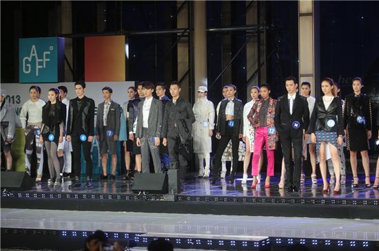 이날 오후 삼성동 코엑스 동문 앞 특설무대에서 '2013 강남 패션페스티벌-강남 신진 패션 디자이너 패션쇼'가 열렸다.
