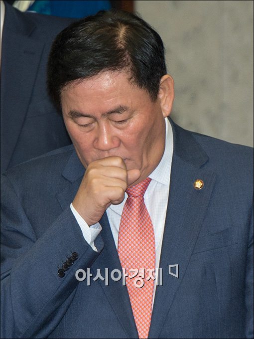 [포토]회의 참석하는 최경환 원내대표