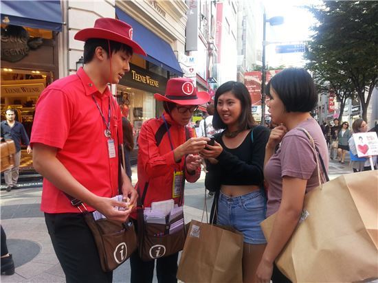 "고마워요, 붉은 천사!" 中 관광객 하루 1000명 만나는 이들은?