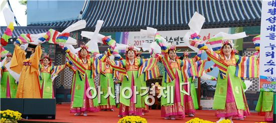 [포토]화관무로 어르신들 위로하는 한우리 예술단 