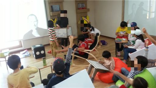 지난 4일 찾는 과천과학관 무한상상실 1호점은 대체수업으로 참가한 아이들로 북적이고 있었다. 아이디어를  발표하는 시간만큼은 어른 못지않게 진지한 모습이었다.
