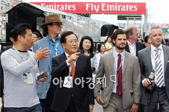 [포토]F1 머신에 대해 설명듣는 스웨덴 왕자와 박준영 전남지사