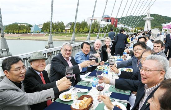 5일 오후 대전엑스포다리 위에서 열린 와인 '대전 국제 푸드&와인 페스티벌'의 '다리위 향연' 모습.