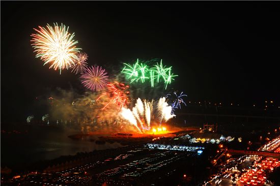 150만여명이 찾은 백제문화제 행사 때 공주시 금강둔치에서 한화그룹의 불꽃쇼가 펼쳐지고 있다.