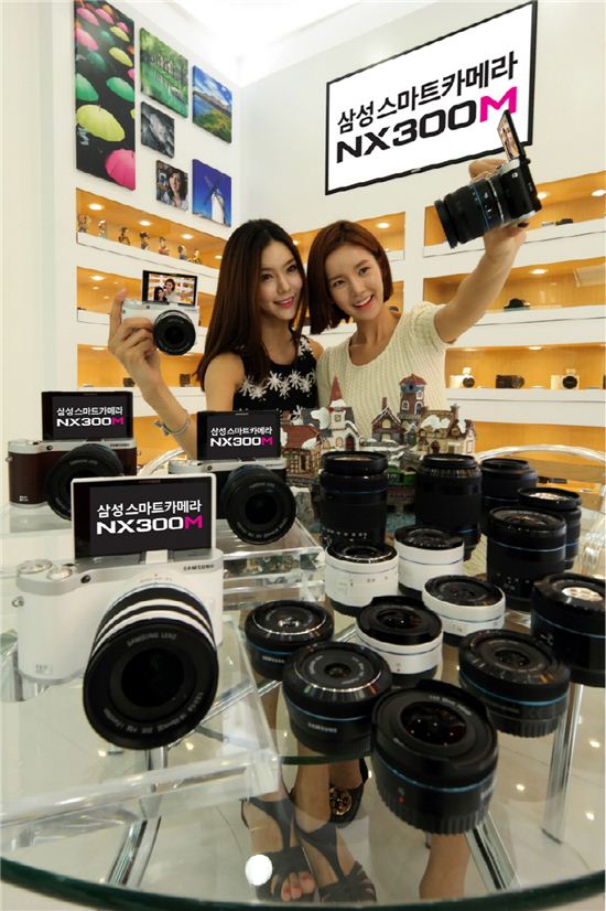 삼성전자, 180도 회전하는 미러리스 카메라 'NX300M' 출시