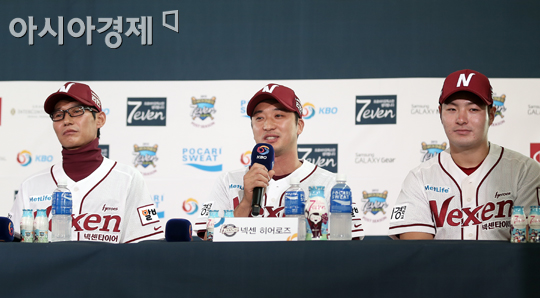 [포토] 이택근 '이성열이 두산의 약점 잘 알아요~'