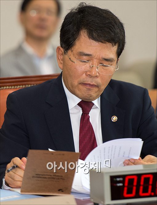 [포토]자료 확인하는 한진현 차관