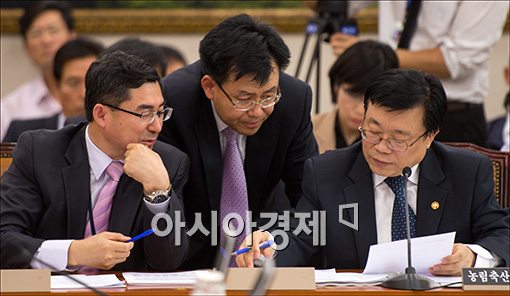 [포토]자료확인하는 이동필 농림장관