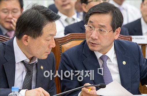 [포토]'답변 고심'