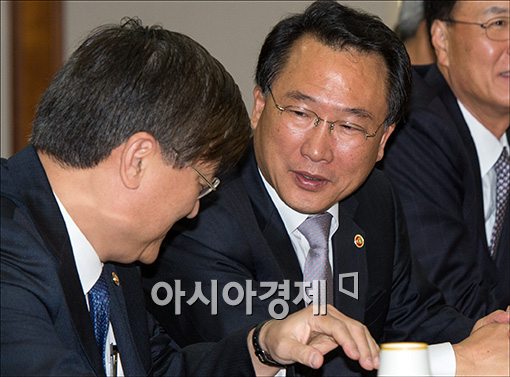 [포토]의견 나누는 서승환·방하남 장관