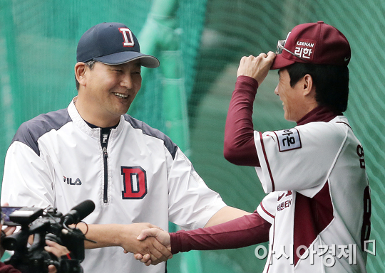 [포토] 악수 나누는 김진욱-염경엽 '준플레이오프 빅뱅'