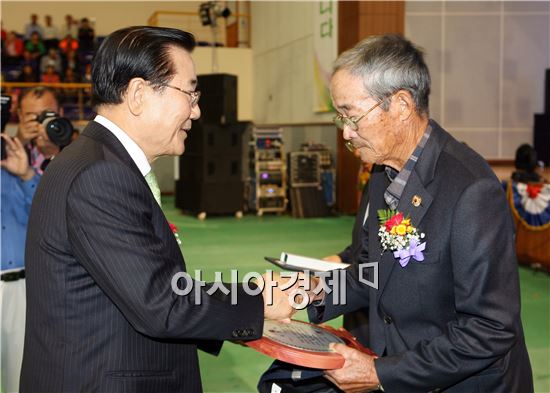 [포토]박준영 전남지사, 노인의 날 유공자 표창