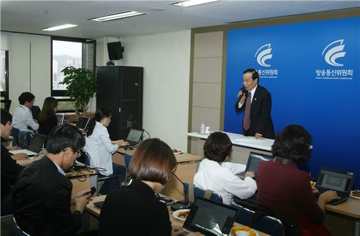 이경재 방통위원장 "700MHZ 주파수 할당…연내 결정 안할 수도"