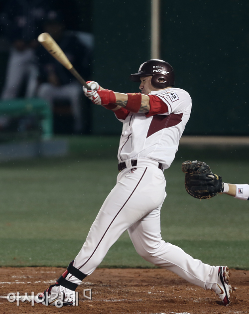 [포토] 박병호 '빗 속을 뚫고 시원하게 넘겼다'