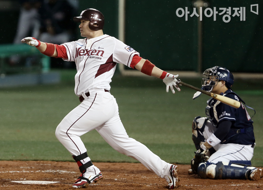 [포토] 박병호 '첫 타석부터 넘겼다'