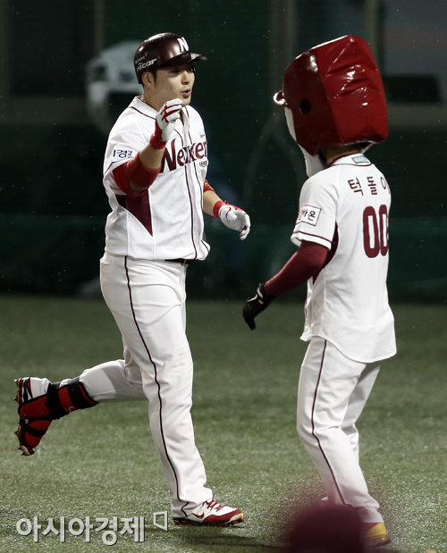 [포토] 박병호 '홈런 봤니 턱돌이'