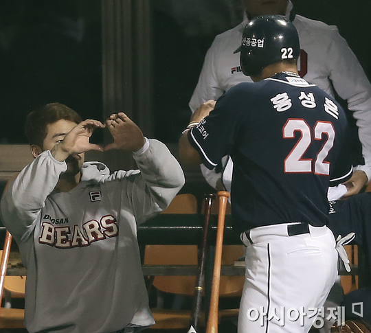 [포토] 오재원 '홍성흔에게 바치는 하트'